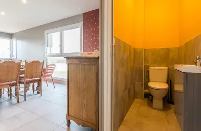 Salle de bains dans l'établissement Tribord, appt avec terrasse et vue mer, parking