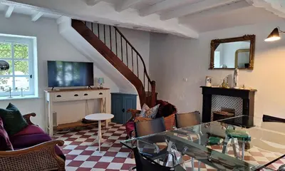 Télévision ou salle de divertissement dans l'établissement Au 3 La Cour à Tôt