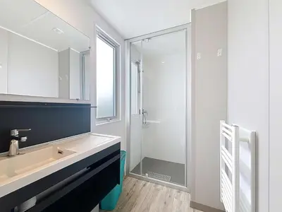 Salle de bains dans l'établissement Mobil-home Grand Confort 4 pers, 2 chambres, 1 sdb, clim, terrasse & parking, à 200m de la plage - FR-1-361A-2