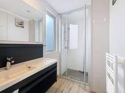 Salle de bains dans l'établissement Mobil-home Grand Confort à 200m de la plage, 4 pers, piscine chauffée, parking, Wi-Fi inclus - FR-1-361A-8