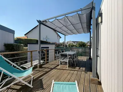 Balcon ou terrasse dans l'établissement Mobil-home 35m², 3 chambres, terrasse couverte, piscine chauffée, à 200m de la plage, Jullouville - FR-1-361A-6