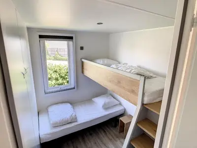 Un ou plusieurs lits dans un hébergement de l'établissement Mobil-home 35m², 3 chambres, terrasse couverte, piscine chauffée, à 200m de la plage, Jullouville - FR-1-361A-6