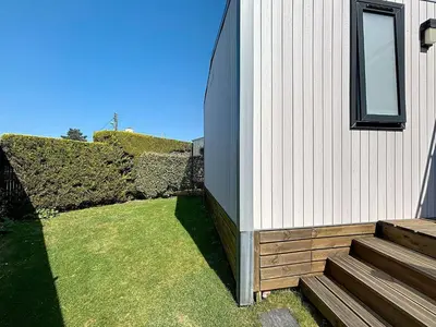 Jardin de l'établissement Mobil-home 35m², 3 chambres, terrasse couverte, piscine chauffée, à 200m de la plage, Jullouville - FR-1-361A-6