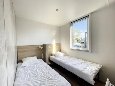 Un ou plusieurs lits dans un hébergement de l'établissement Mobil-home 3 chambres avec piscine chauffée, proche plage et commerces - FR-1-361A-16