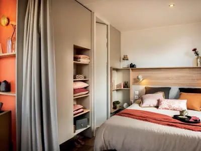 Un ou plusieurs lits dans un hébergement de l'établissement Mobil-home Grand Confort 6p, 3 Ch, Terrasse, 200m Plage, Piscine, Fitness, Parking, Wifi Inclus - FR-1-361A-29