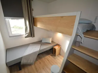 Un ou plusieurs lits dans un hébergement de l'établissement Mobil-home Grand Confort 6p, 3 Ch, Terrasse, 200m Plage, Piscine, Fitness, Parking, Wifi Inclus - FR-1-361A-29