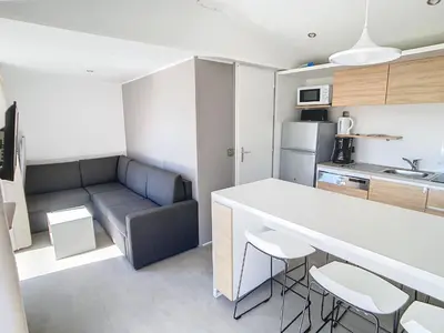 Cuisine ou kitchenette dans l'établissement Mobil-home Grand Confort à 200m de la plage avec piscine chauffée, 4 pers, terrasse, parking - FR-1-361A-21