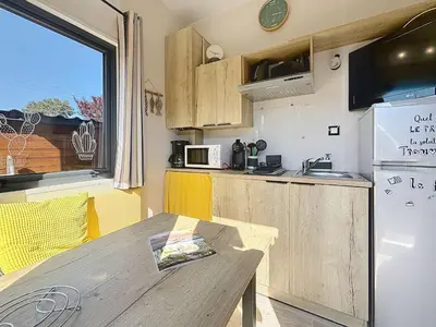Cuisine ou kitchenette dans l'établissement Tiny House 1 chambre, piscine chauffée, à 200 m de la plage, Jullouville - FR-1-361A-24