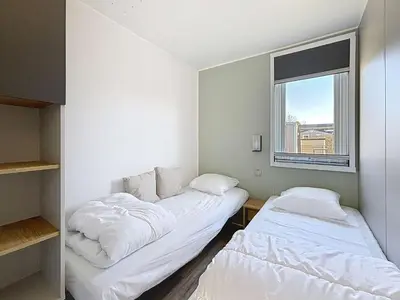 Un ou plusieurs lits dans un hébergement de l'établissement Mobil-home confort, 2 chambres, piscine chauffée, 200m plage, centre-ville, parking, WiFi, ménage inclus - FR-1-361A-28
