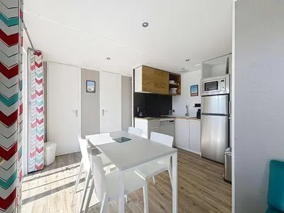 Cuisine ou kitchenette dans l'établissement Mobil-home confort, 2 chambres, piscine chauffée, 200m plage, centre-ville, parking, WiFi, ménage inclus - FR-1-361A-28