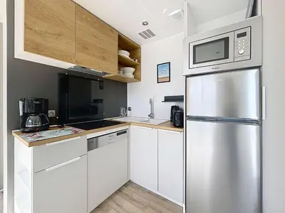 Cuisine ou kitchenette dans l'établissement Mobil-home confort, 2 chambres, piscine chauffée, 200m plage, centre-ville, parking, WiFi, ménage inclus - FR-1-361A-28