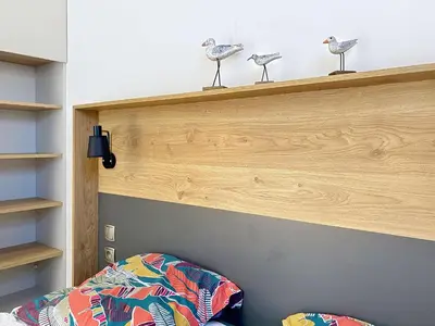 Un ou plusieurs lits dans un hébergement de l'établissement Mobil-home confort, 2 chambres, piscine chauffée, 200m plage, centre-ville, parking, WiFi, ménage inclus - FR-1-361A-28