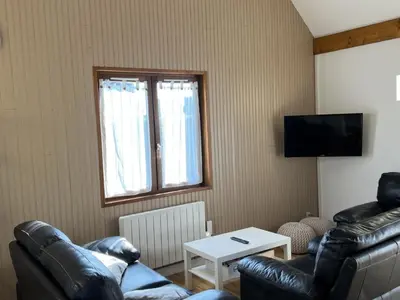 Télévision ou salle de divertissement dans l'établissement Charmant chalet 4P avec jardin privatif, proche plage et commerces à Merville-Franceville - FR-1-487-333