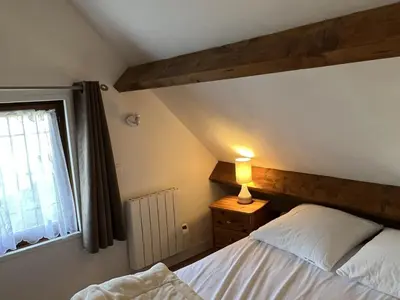 Un ou plusieurs lits dans un hébergement de l'établissement Charmant chalet 4P avec jardin privatif, proche plage et commerces à Merville-Franceville - FR-1-487-333