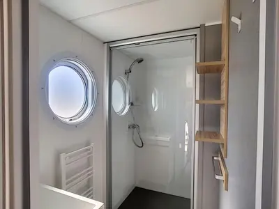 Salle de bains dans l'établissement Mobil-home confort 4 pers, 2 ch, piscine chauffée, 200m plage, parking, wifi gratuit, animaux ok - FR-1-361A-32