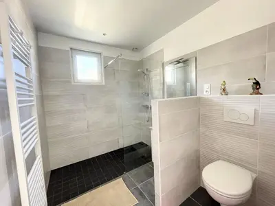 Salle de bains dans l'établissement Maison rénovée proche mer 7 pers., jardin, wifi et ping-pong, 3 chambres, 2 salles d'eau - FR-1-361-426