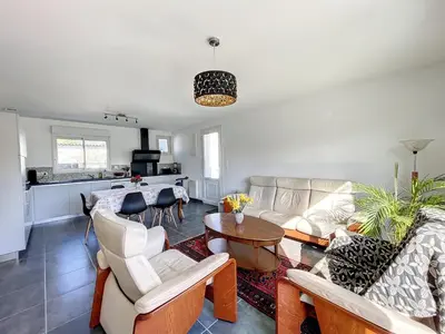 Cuisine ou kitchenette dans l'établissement Maison rénovée proche mer 7 pers., jardin, wifi et ping-pong, 3 chambres, 2 salles d'eau - FR-1-361-426