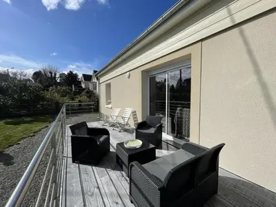 Coin salon dans l'établissement Maison rénovée proche mer 7 pers., jardin, wifi et ping-pong, 3 chambres, 2 salles d'eau - FR-1-361-426