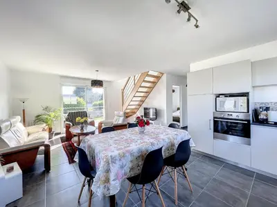 Cuisine ou kitchenette dans l'établissement Maison rénovée proche mer 7 pers., jardin, wifi et ping-pong, 3 chambres, 2 salles d'eau - FR-1-361-426