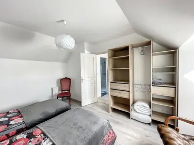 Un ou plusieurs lits dans un hébergement de l'établissement Maison rénovée proche mer 7 pers., jardin, wifi et ping-pong, 3 chambres, 2 salles d'eau - FR-1-361-426