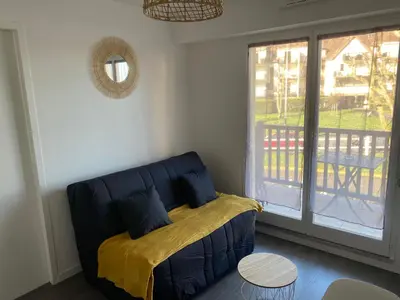 Coin salon dans l'établissement Cabourg T2 cosy avec accès direct plage