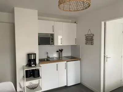 Cuisine ou kitchenette dans l'établissement Cabourg T2 cosy avec accès direct plage