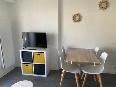 Télévision ou salle de divertissement dans l'établissement Cabourg T2 cosy avec accès direct plage