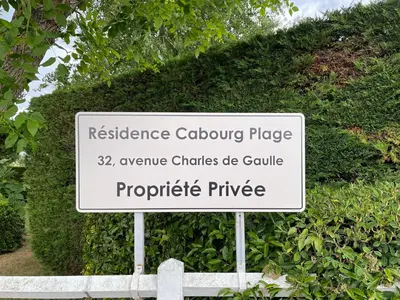 Certificat, récompense, panneau ou autre document affiché dans l'établissement Les Dunes de Cabourg 100m plage