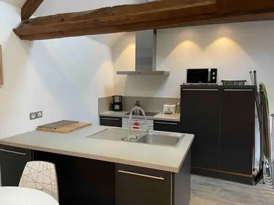 Cuisine ou kitchenette dans l'établissement Ambre, bel appartement proche plage du débarquement