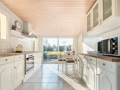 Cuisine ou kitchenette dans l'établissement Holiday Home La peite maison by Interhome