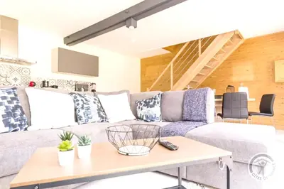Coin salon dans l'établissement Maison charmante à Pontorson avec piscine partagée