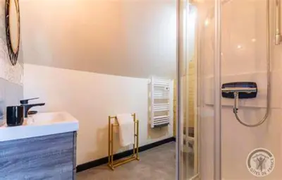 Salle de bains dans l'établissement Maison charmante à Pontorson avec piscine partagée