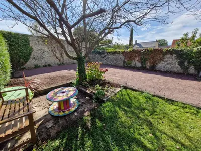 Jardin de l'établissement Le So Art, grande maison 4 chambres, terrain de pétanque, grand jardin clos, flipper, babyfoot, jeux Arcade, ping pong,1 km mer, proche golf, Port en Bessin, Bayeux et plages du débarquement, adaptée enfants