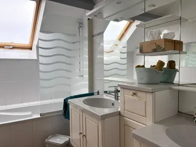 Salle de bains dans l'établissement Le So Art, grande maison 4 chambres, terrain de pétanque, grand jardin clos, flipper, babyfoot, jeux Arcade, ping pong,1 km mer, proche golf, Port en Bessin, Bayeux et plages du débarquement, adaptée enfants