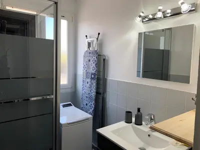 Salle de bains dans l'établissement Grand Parking gratuit, De 1 à 4 personnes, Tout équipé, Netflix, Amazon Prime Gratuits et Illimités, Matelas Emma, Lave Linge, Vue sur la Vallée, RDC