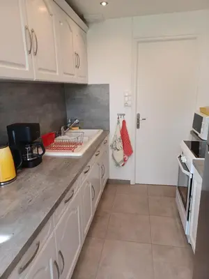 Cuisine ou kitchenette dans l'établissement Gîte du LERRE Baie du Mont St Michel Meublé de Tourisme 3 Etoiles