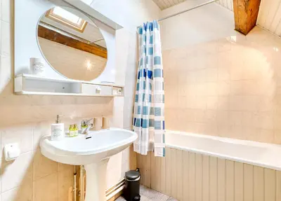 Salle de bains dans l'établissement Nunki, Maison de campagne avec grand jardin