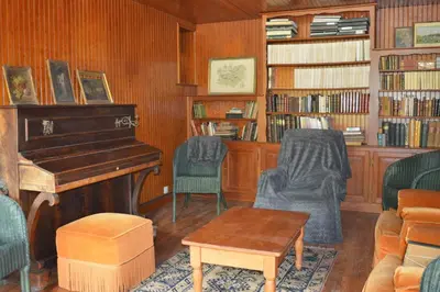 Bibliothèque dans la maison de vacances