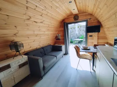 Télévision ou salle de divertissement dans l'établissement Cottage climatisé avec terrasse privative et kitchenette