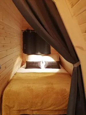 Un ou plusieurs lits dans un hébergement de l'établissement Cottage climatisé avec terrasse privative et kitchenette