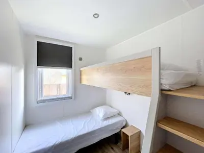Un ou plusieurs lits dans un hébergement de l'établissement Mobil-Home Grand Confort 6 Pers, 3 Chambres, Terrasse, Plage à 200m, Piscine Chauffée - FR-1-361A-22