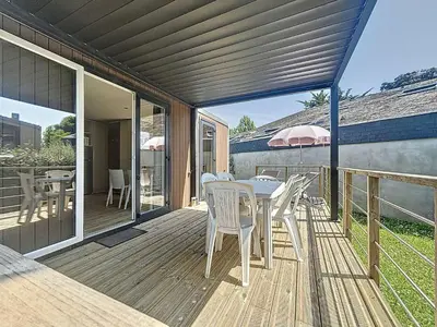 Balcon ou terrasse dans l'établissement Mobil-home Luxe à Jullouville: 200m plage, piscine chauffée, 4 pers, parking, Wi-Fi inclus - FR-1-361A-34