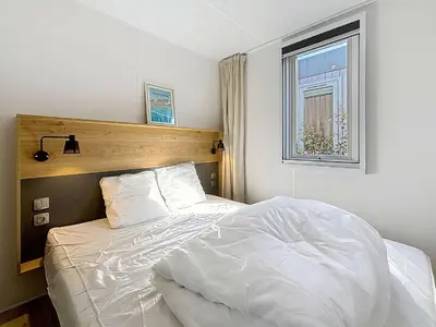 Un ou plusieurs lits dans un hébergement de l'établissement Mobil-home Grand Confort à 200m plage, camping avec piscine, terrasse, WiFi inclus - 4 pers. - FR-1-361A-37