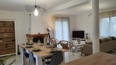 Télévision ou salle de divertissement dans l'établissement Maison de charme Omaha beach port en bessin