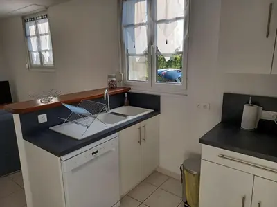 Cuisine ou kitchenette dans l'établissement Maison Face au Mont avec extérieur