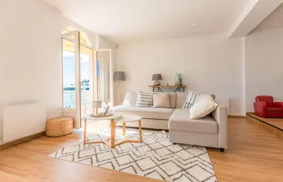 Coin salon dans l'établissement Les Pieds Dans L'Eau - Bel appartement - Vue mer