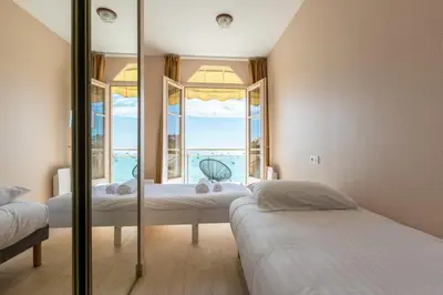 Un ou plusieurs lits dans un hébergement de l'établissement Les Pieds Dans L'Eau - Bel appartement - Vue mer