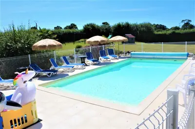 Piscine de l'établissement Maison accueillante à Néhou avec piscine partagée ou située à proximité