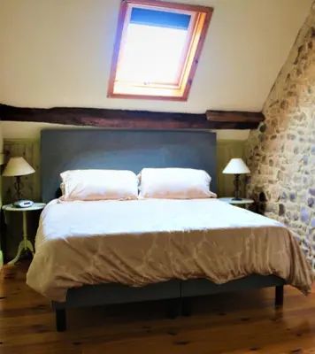 Un ou plusieurs lits dans un hébergement de l'établissement Maison accueillante à Néhou avec piscine partagée