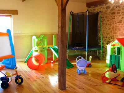 Club pour enfants de l'établissement Maison accueillante à Néhou avec piscine partagée